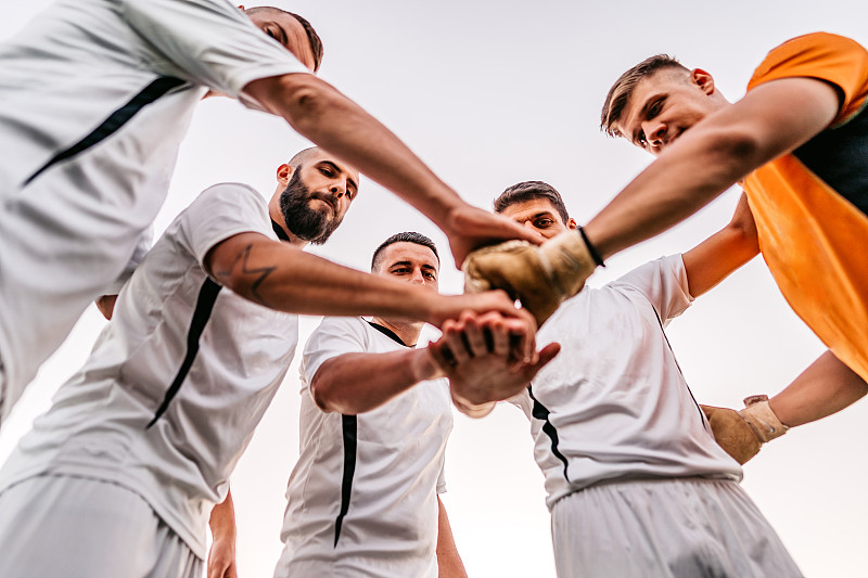 勇敢的运动员们在足球场上奋勇争先