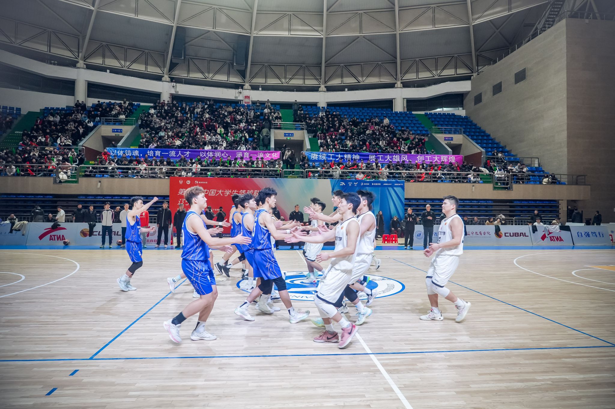 篮球赛局激烈，球员们表现出顽强意志