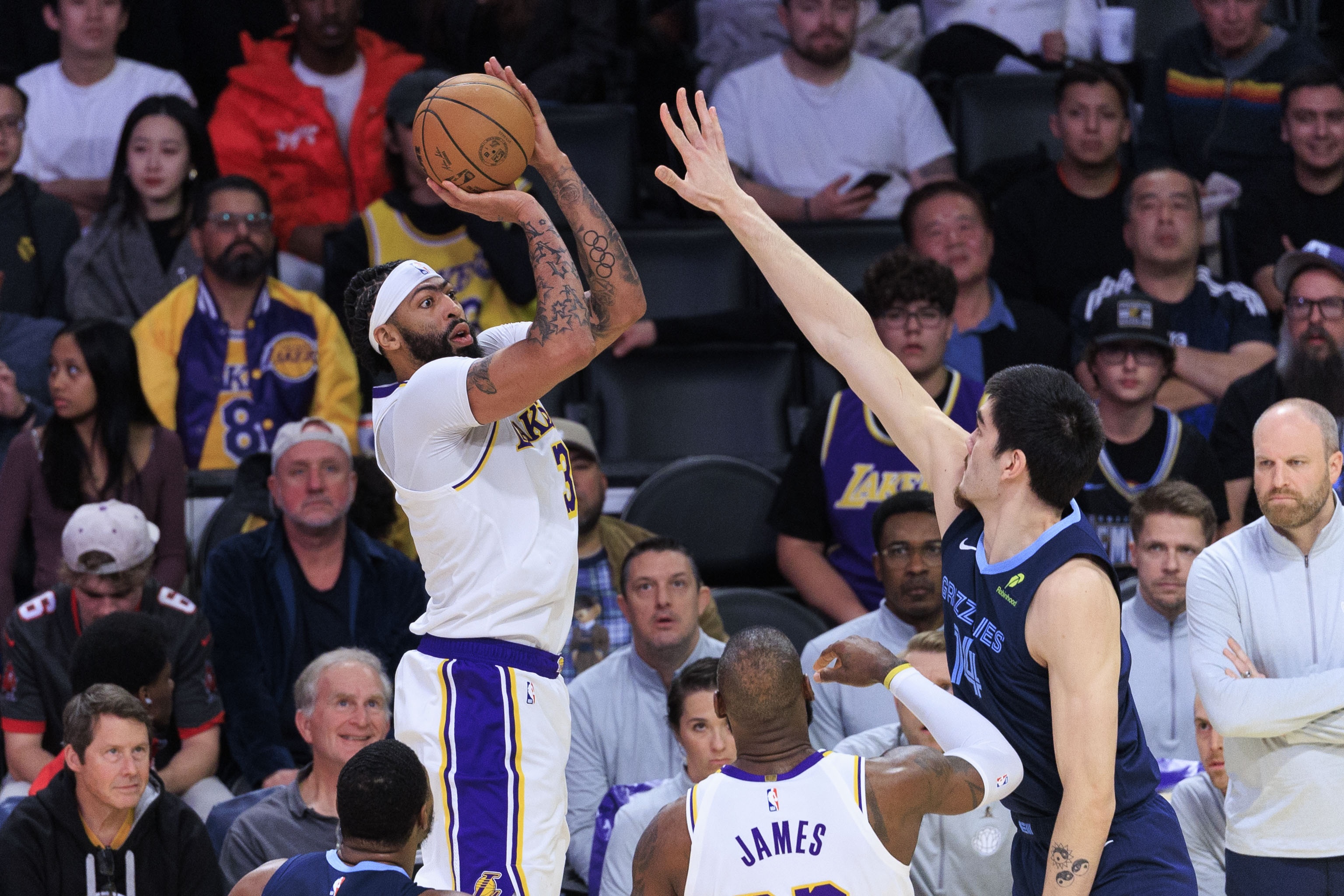 湖人B队横扫魔术,浓眉三分雨点燃全场 湖人B队横扫魔术,浓眉三分雨点燃全场