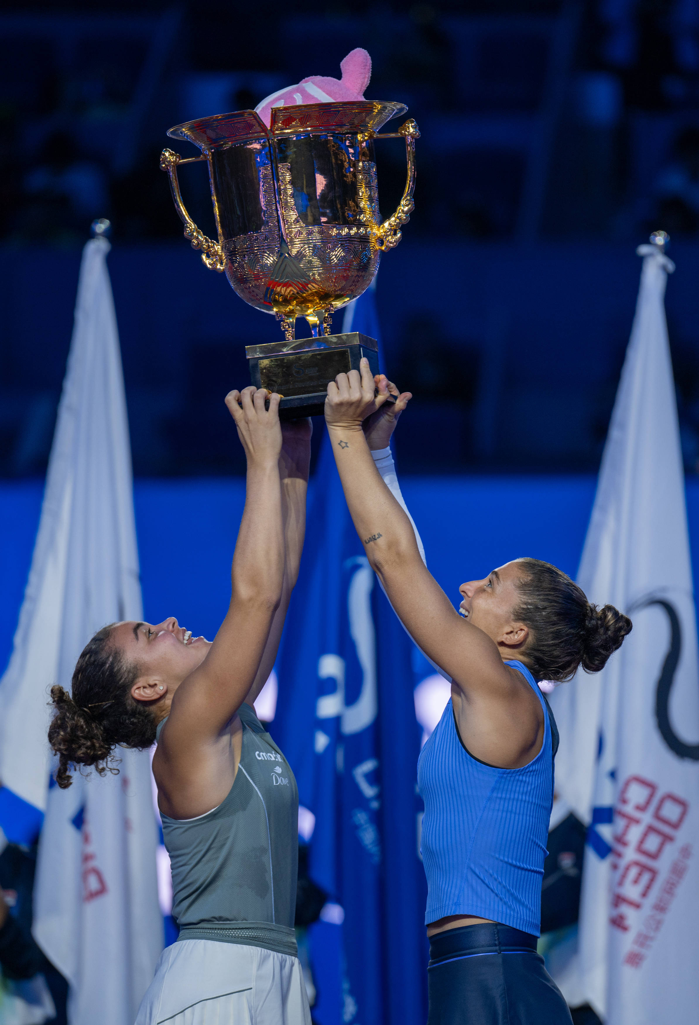 英国女子队在网球比赛中夺冠