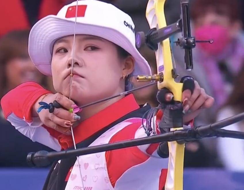 美国运动员在射箭比赛中击败对手