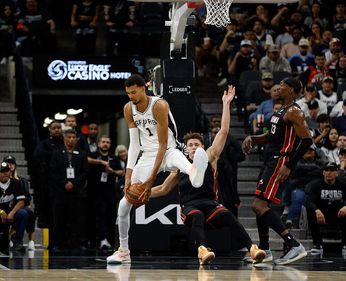 雄鹿击溃马刺羊城,成功客场继续保持不败纪录的简单介绍 雄鹿击溃马刺羊城,成功客场继续保持不败纪录的简单介绍