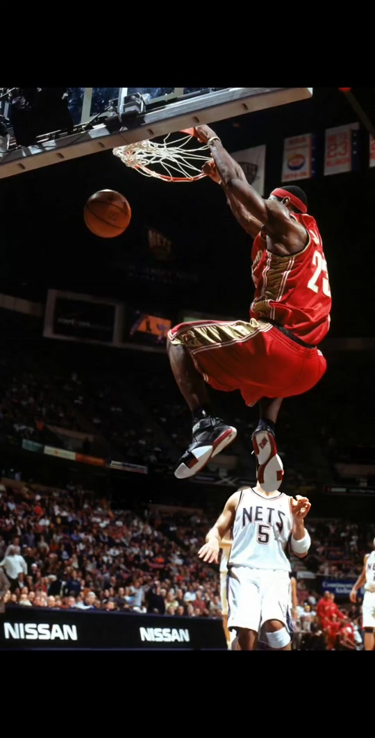 篮球比赛中球员们的技艺精妙可圈可点