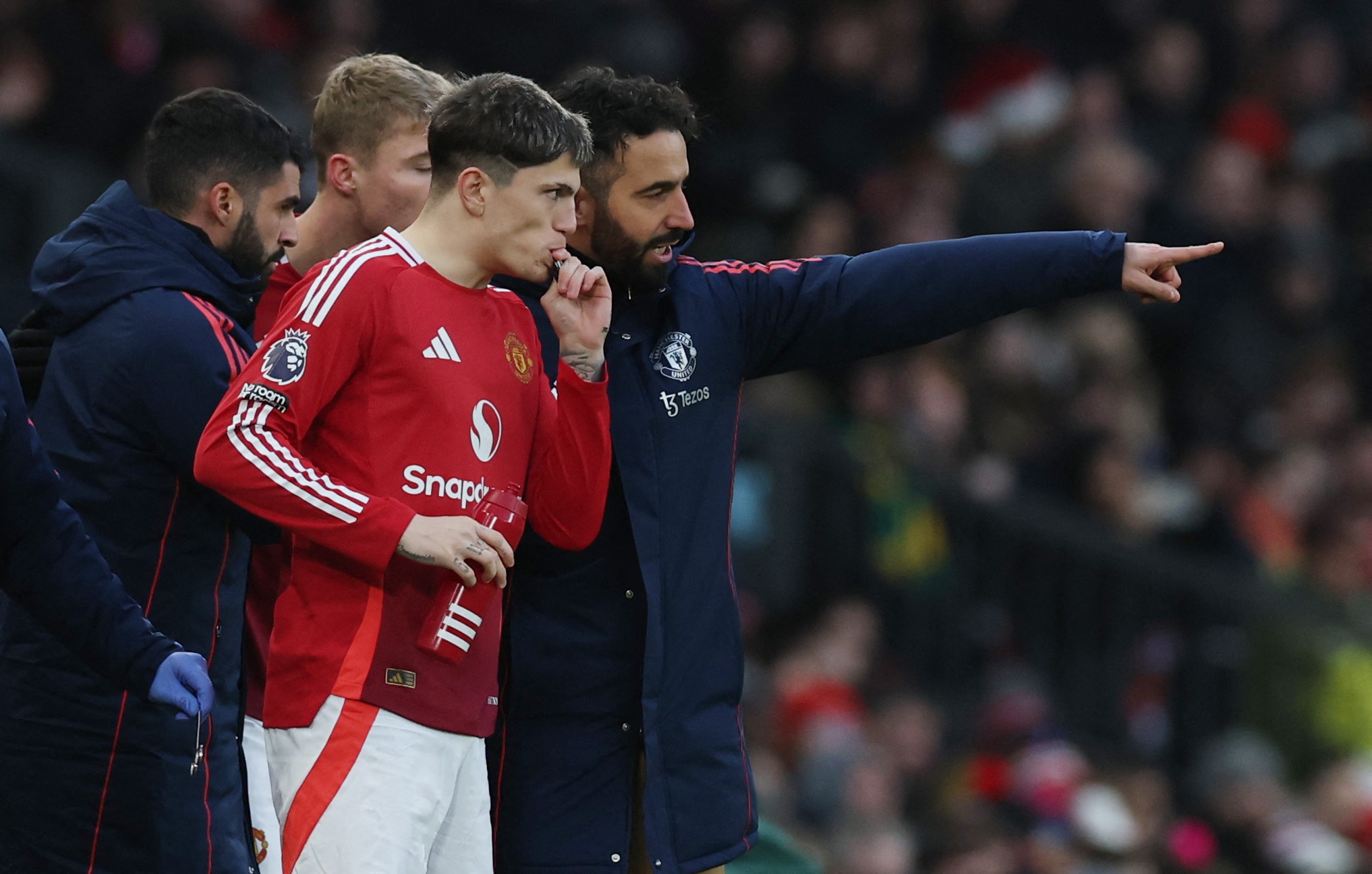 关于曼联遭遇利物浦，备战期间面临多重挑战的信息