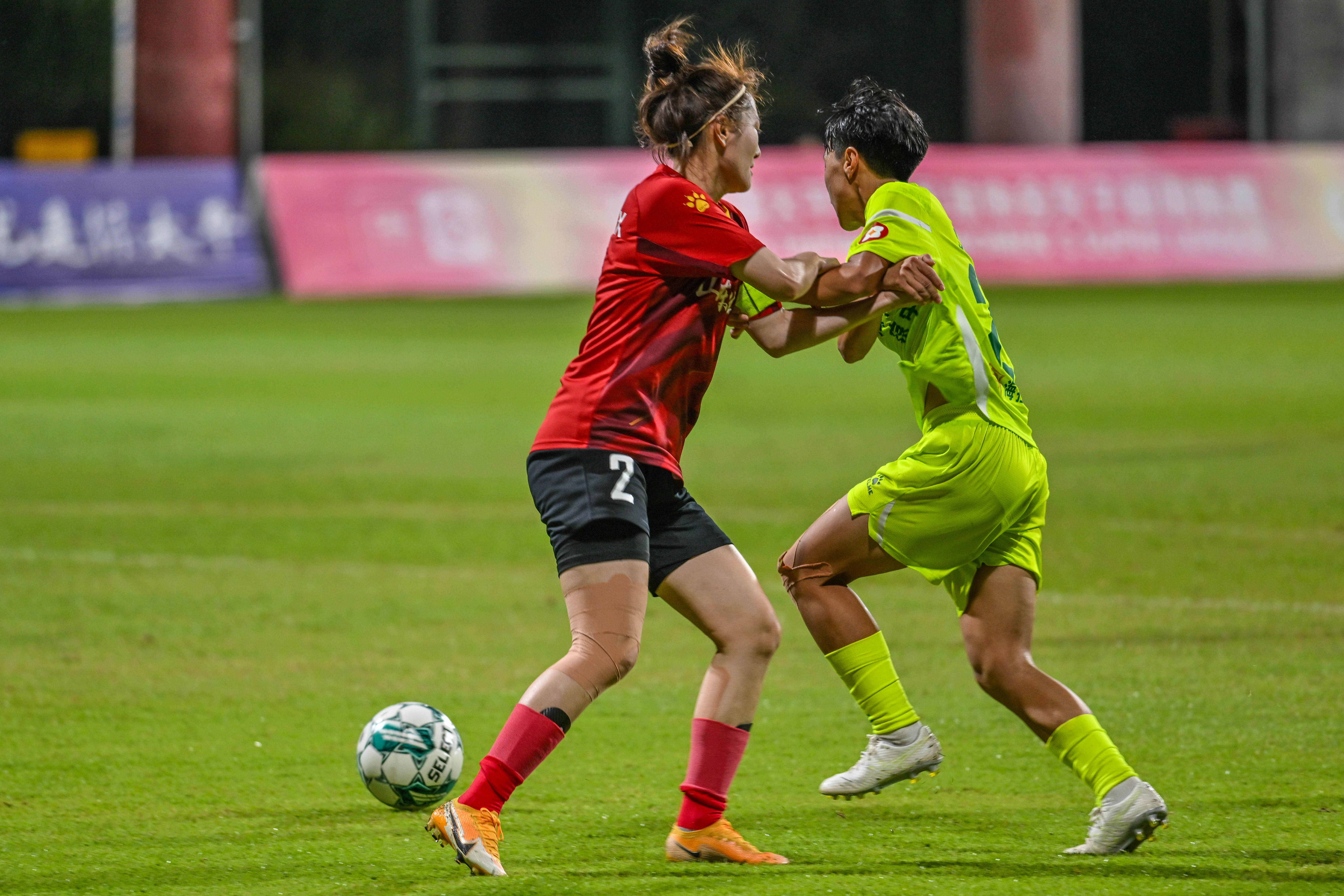 足球赛事备战正酣,女队奋发昂扬的简单介绍 足球赛事备战正酣,女队奋发昂扬的简单介绍