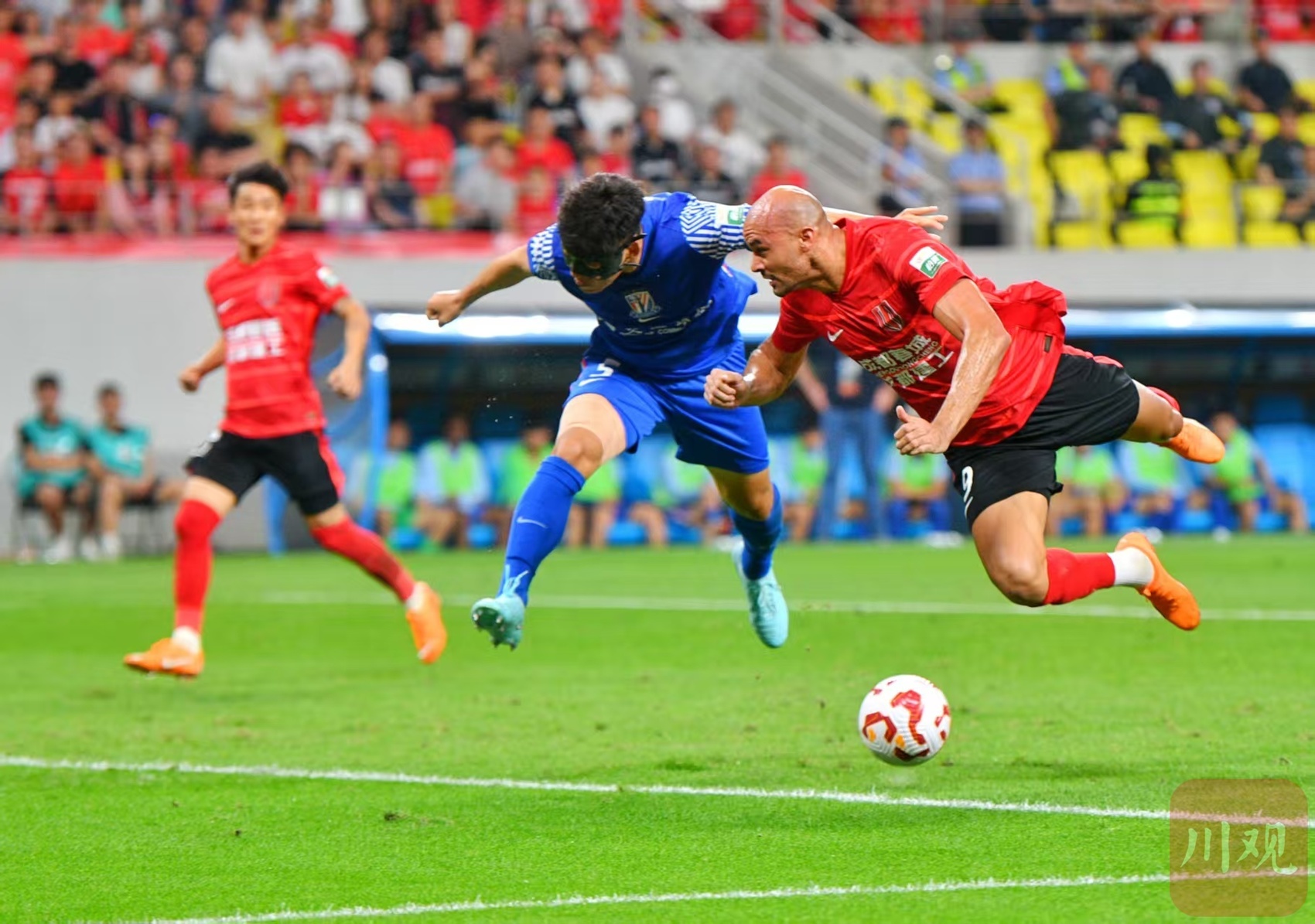 精彩绝伦！现场掌声不断，球赛火爆进行中的简单介绍