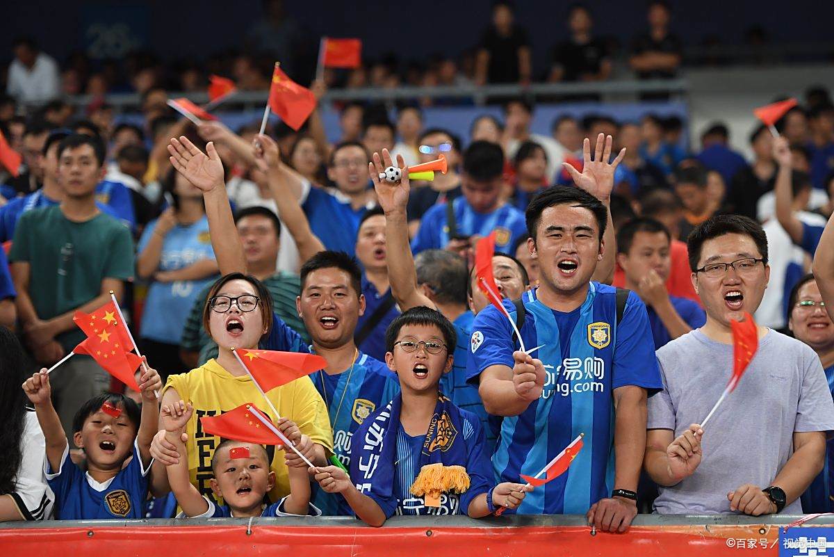 精彩绝伦！现场掌声不断，球赛火爆进行中的简单介绍