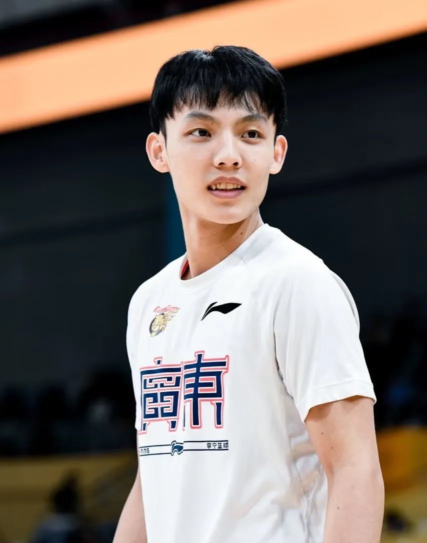 热门话题！篮球联赛最受关注球员一览的简单介绍