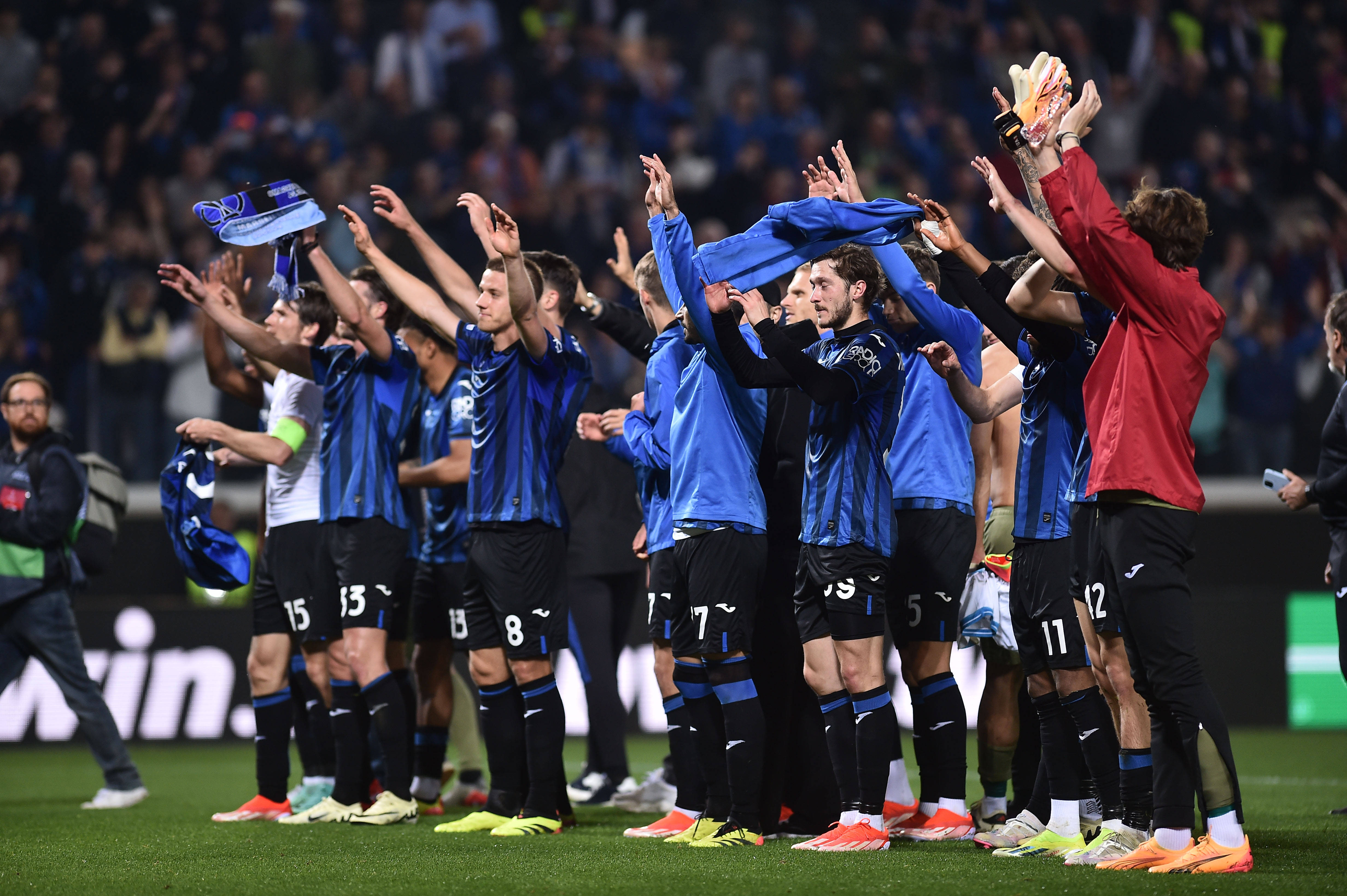 包含AC米兰球员飒爽英姿，带领球队赢得比赛的词条