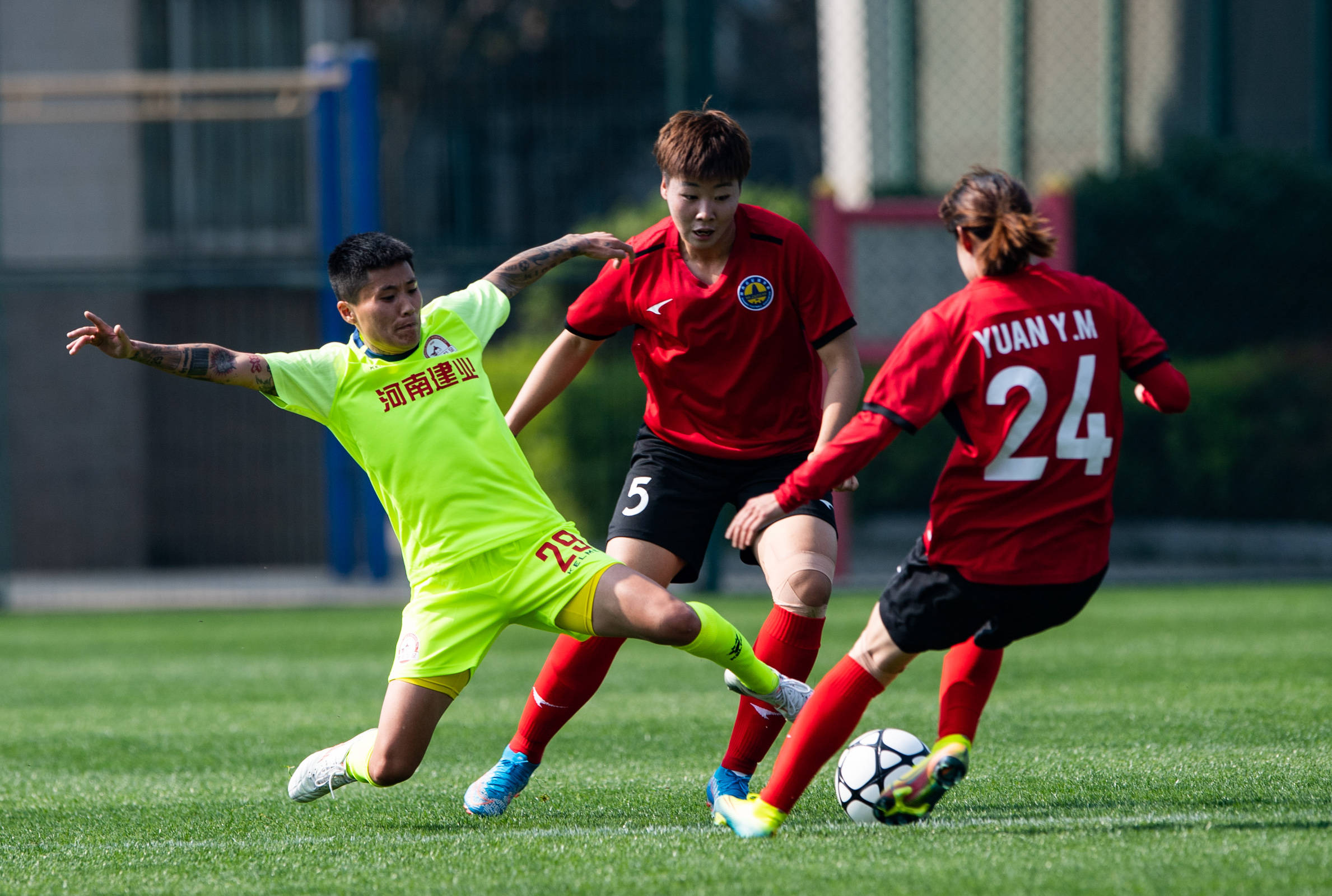 包含河南建业女足进行战术调整，备战下一场比赛的词条