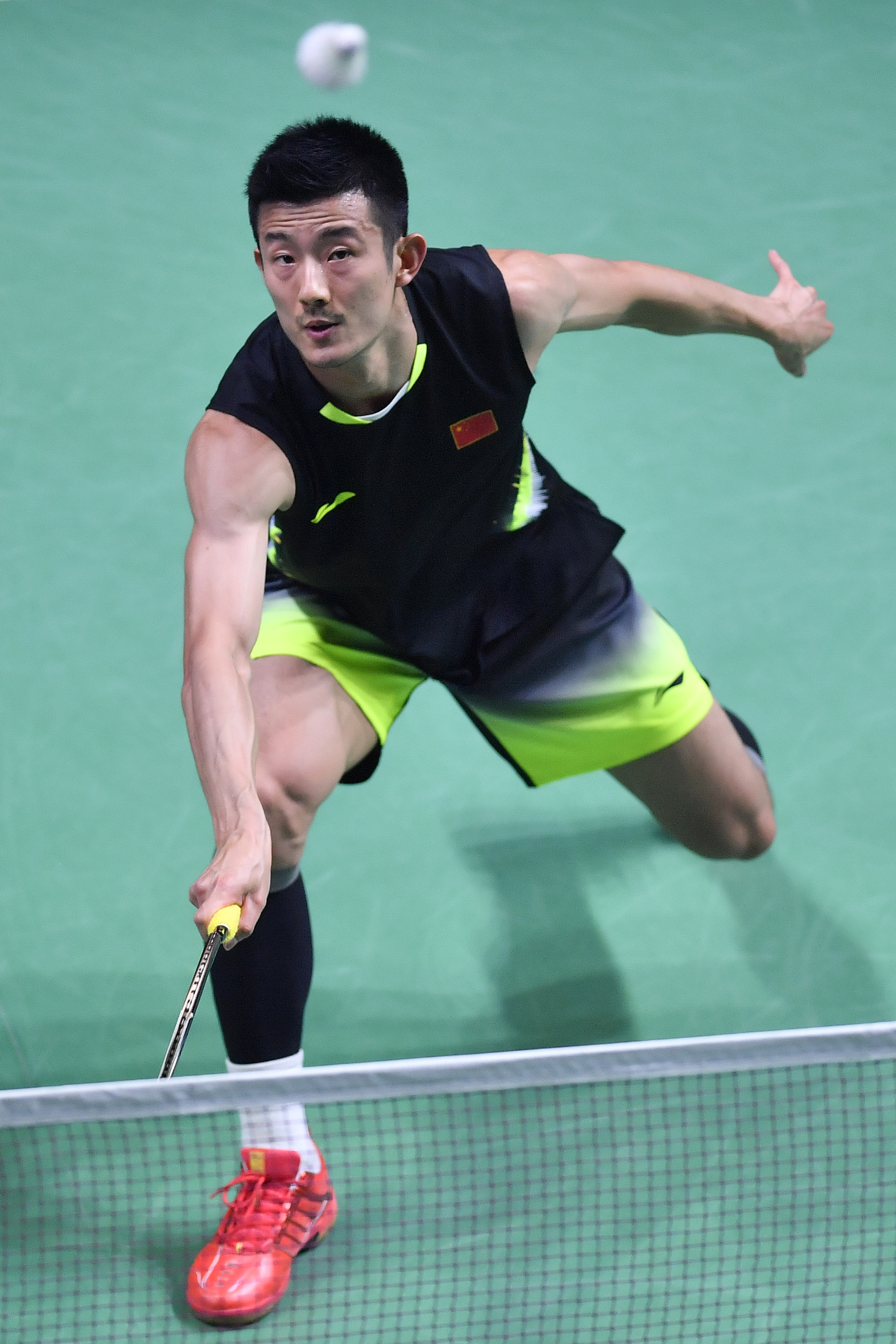 中国羽毛球队横扫日本羽毛球队，谌龙高光表现