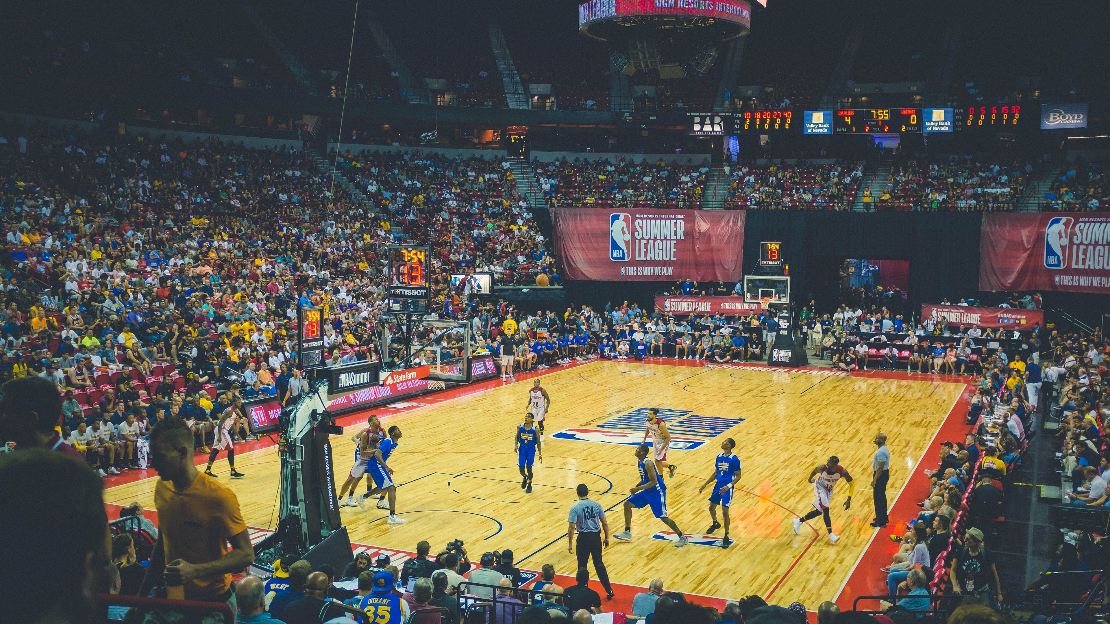 双星闪耀，詹姆斯库里同日主宰，定义时代之战