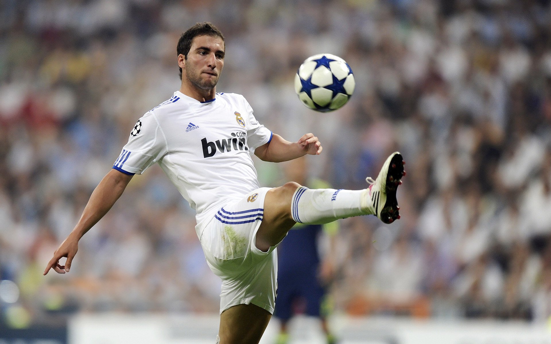 从威斯特法伦到伯纳乌，当波兰铁骑踏平黄黑，荷兰磐石在西甲之巅接管德比